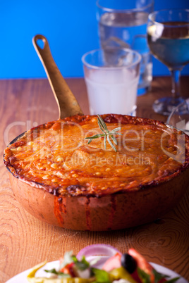 gebackenes Moussaka-Gericht auf einem Holzbrett