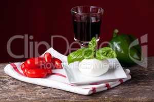 Tomaten, Mozzarella, Basilikum und Wein
