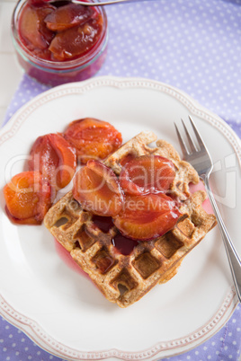 Waffeln mit Zwetschgenröster