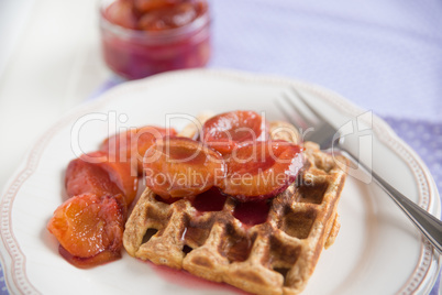 Waffeln mit Zwetschgenröster