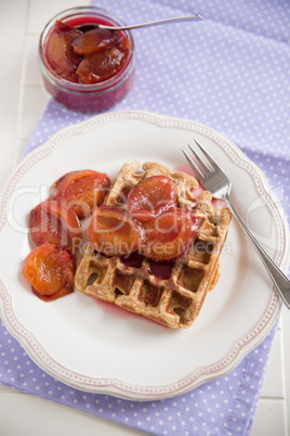 Waffeln mit Zwetschgenröster