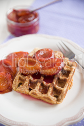 Waffeln mit Zwetschgenröster