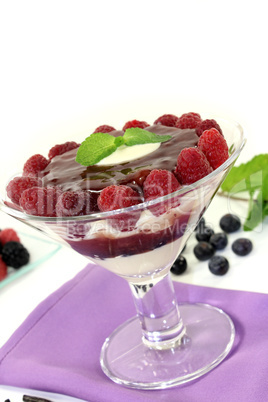 Schichtdessert mit Heidelbeeren und Himbeeren