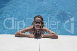 woman with sunglasses bathes in pool