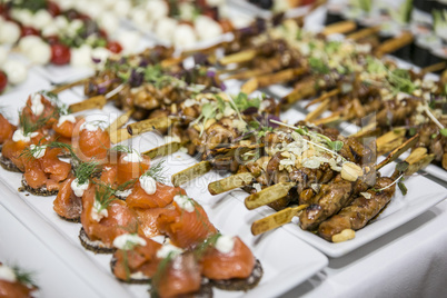 Lachs und Satee Spieße auf Buffet / Catering