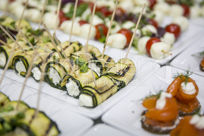 Zucchini-Röllchen auf Buffet / Catering