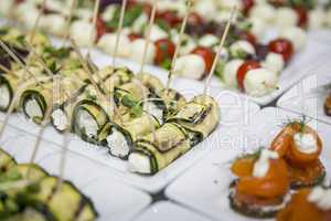 Zucchini-Röllchen auf Buffet / Catering