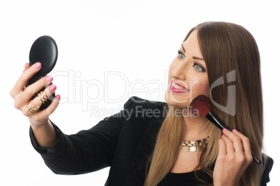 Frau pudert ihr Gesicht mit Rougepinsel