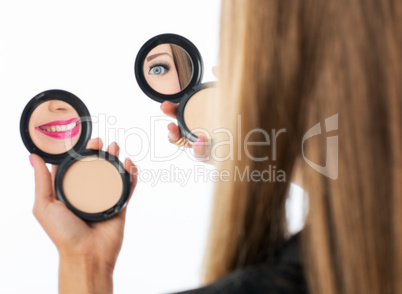 Frau kontrolliert ihr Make up