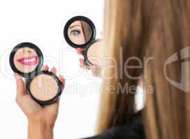 Frau kontrolliert ihr Make up