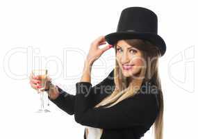 Frau mit Zylinder trinkt Sekt