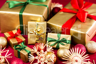 Six Golden Xmas Presents with Bows