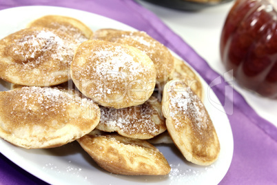 Poffertjes mit Puderzucker und Gelee