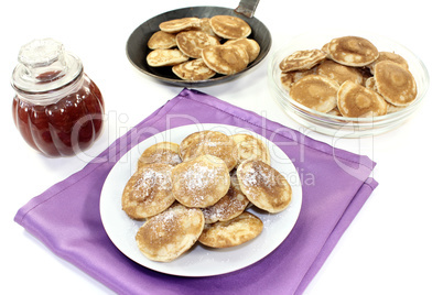 Poffertjes mit Puderzucker und Fruchtgelee