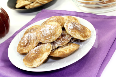 Poffertjes mit süßem Puderzucker