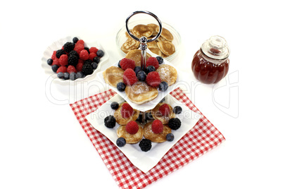 Poffertjes mit Himbeeren und auf einer Etagere