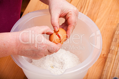 To break an egg into the cake dough