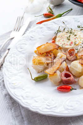 Jerusalem artichoke au gratin with ham and chili
