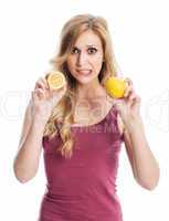 Frau hält Zitronen