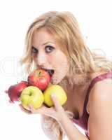 Eine Frau mit einer Handvoll Äpfel