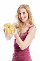 Junge Frau hält eine Handvoll Zitronen
