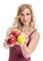 Eine Frau mit einer Handvoll Äpfel