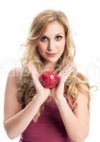 Frau zeigt einen Apfel