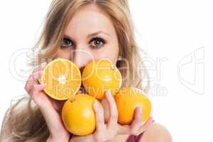 Eine Frau mit einer Handvoll Orangen