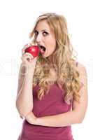 Frau beisst in einen Apfel