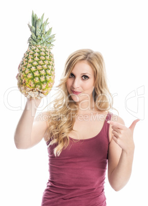 Frau mit Ananas