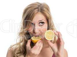 Frau beisst in eine Zitrone