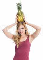 Frau trägt Ananas auf dem Kopf