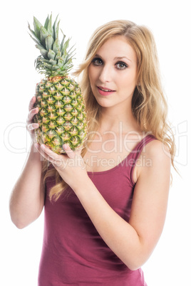 Blonde Frau hält eine Ananas