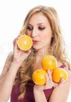 Frau hält Apfelsinen