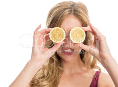 Frau mit Zitronenmaske