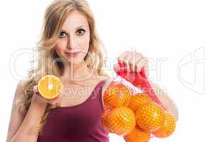 Frau mit Orangen im Netz