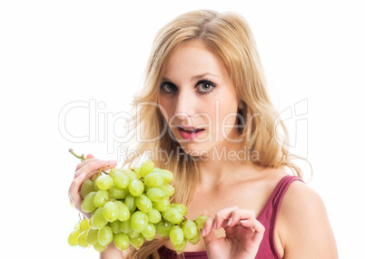 Junge Frau mit Weintrauben