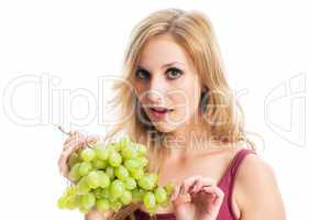 Junge Frau mit Weintrauben