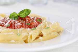 Penne Rigate Napoli mit Tomaten Sauce Nudeln Pasta Gericht