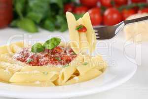 Penne Rigate Napoli mit Tomaten Sauce Nudeln Pasta essen mit Gab