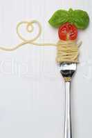 Spaghetti Nudeln Pasta Gericht mit Herz auf einer Gabel und Text
