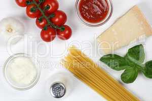 Spaghetti Nudeln Pasta kochen: Zutaten auf einem Holzbrett