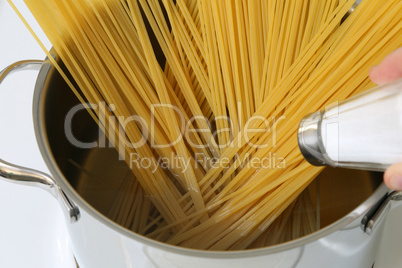 Spaghetti Nudeln Pasta kochen: Wasser im Topf salzen