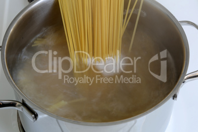 Spaghetti Pasta zubereiten: Nudeln kochen im Wasser