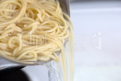 Spaghetti Nudeln Pasta kochen: Wasser aus Topf abgießen