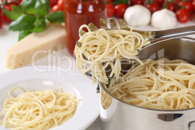 Spaghetti Pasta kochen: Nudeln auf den Teller servieren