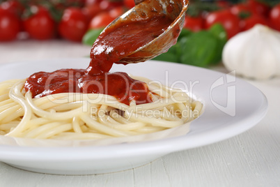 Spaghetti Nudeln Pasta kochen: Tomaten Sauce Napoli servieren