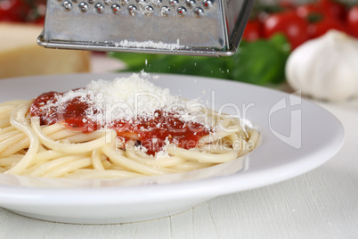 Spaghetti Nudeln Pasta kochen: Parmesan Käse reiben