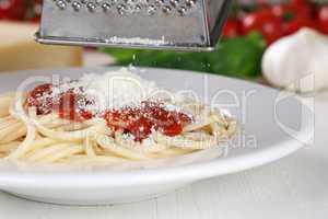 Spaghetti Nudeln Pasta kochen: Parmesan Käse reiben