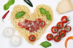 Zutaten für Spaghetti Nudeln Pasta als Herz